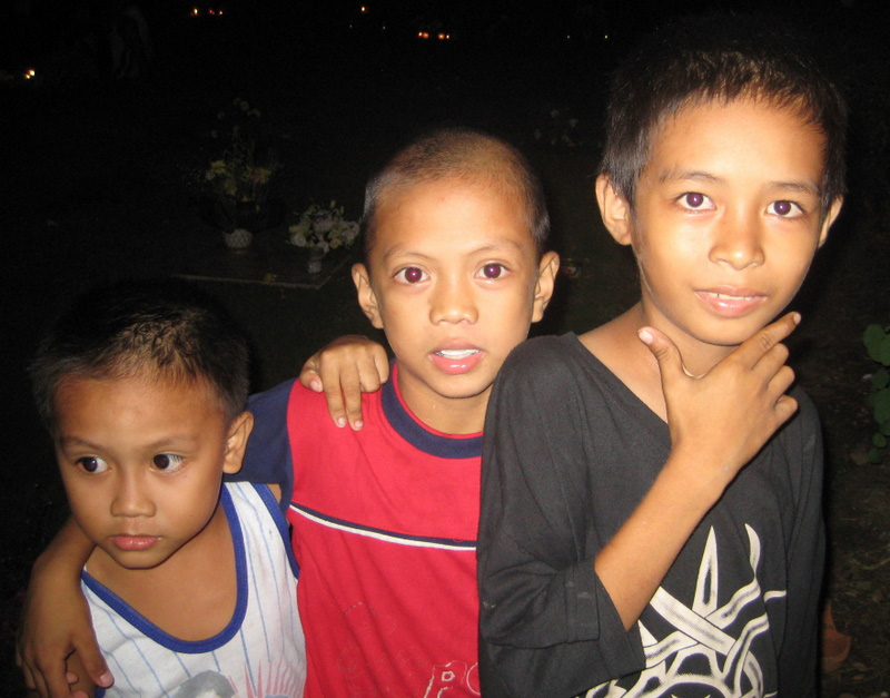Tatlong Bata (three small kids).