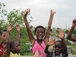 Volunteer with children in South Africa with ELI Abroad.
