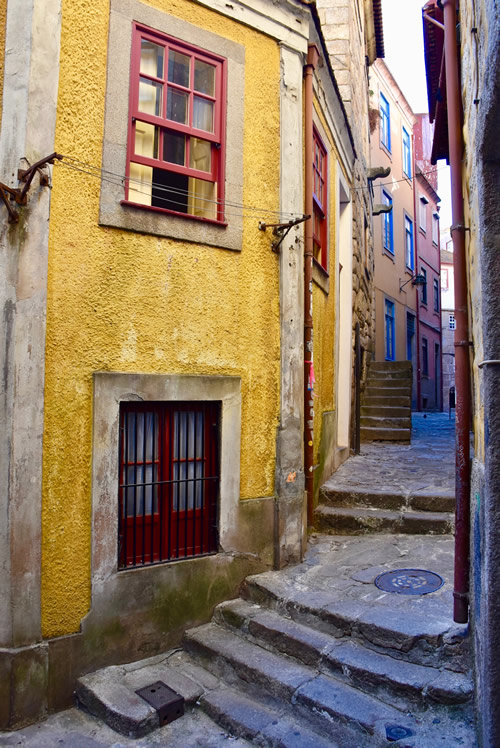 A little alleyway in the Bairrio do Barredo