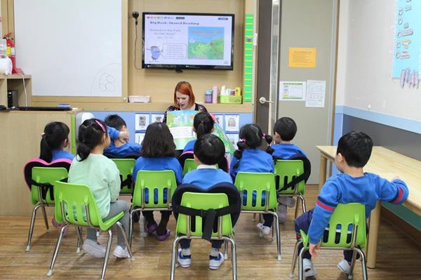 Teaching English to a kindergarten class