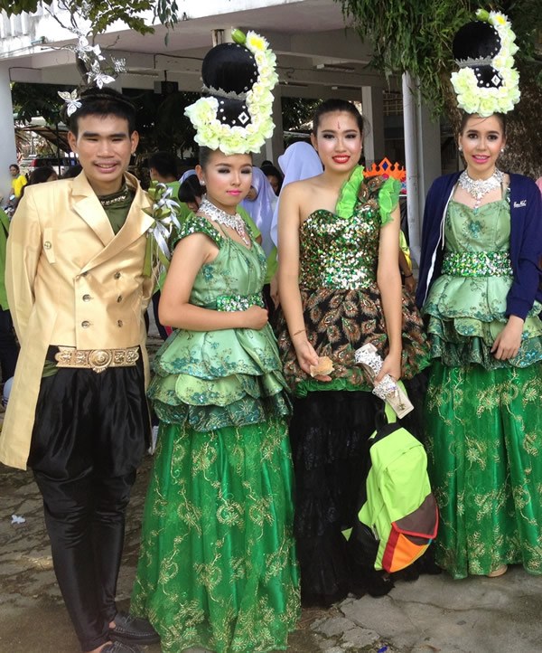 Students at Betong Weraratphasan High School don cultural garb for a festival