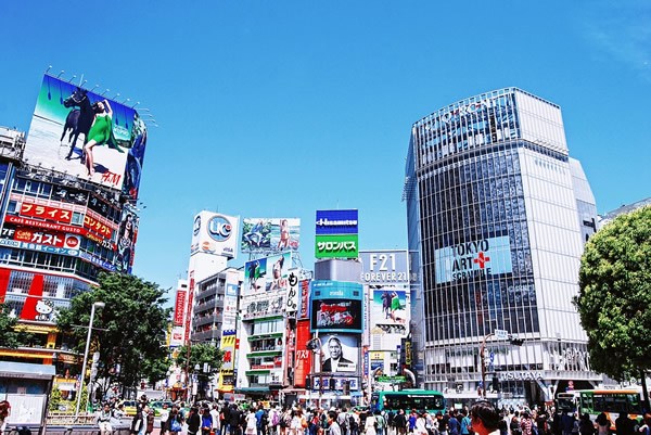 Lively downtown Tokyo