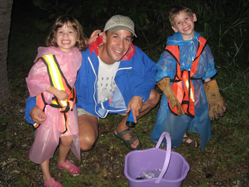 Father resuing crabs with children in Cancun.