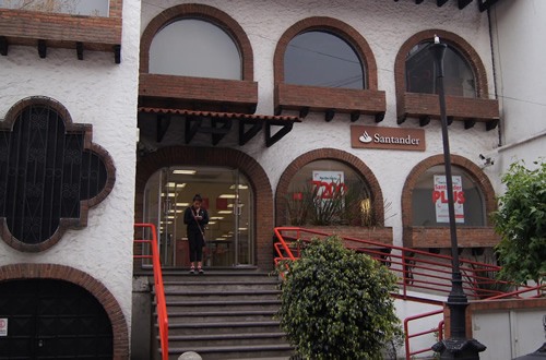 A branch of Santander bank in Mexico