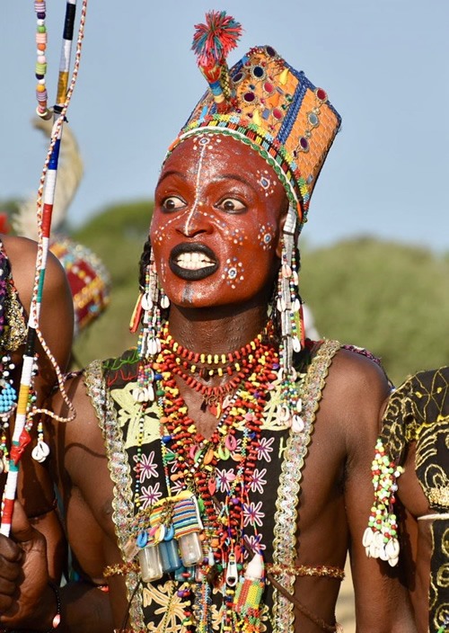 White teeth, a long and sharp nose, and big eyes are considered major beauty ideals by the Wodaabe