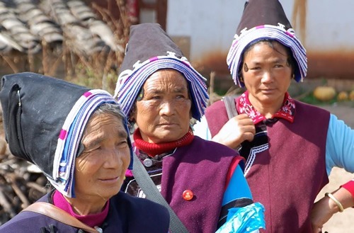 Bai women on their way to a funeral