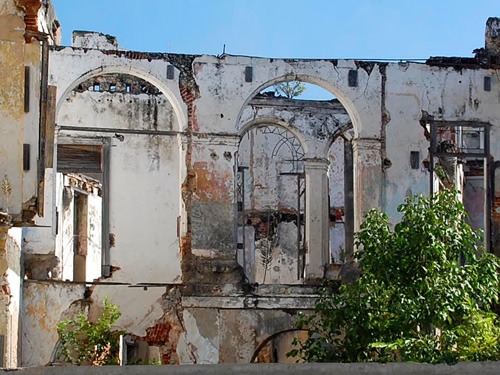 Havana colonial architectue deteriorating