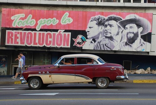 Car in front of Cuban heroes
