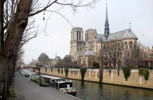Walking tour in Paris along the Seine