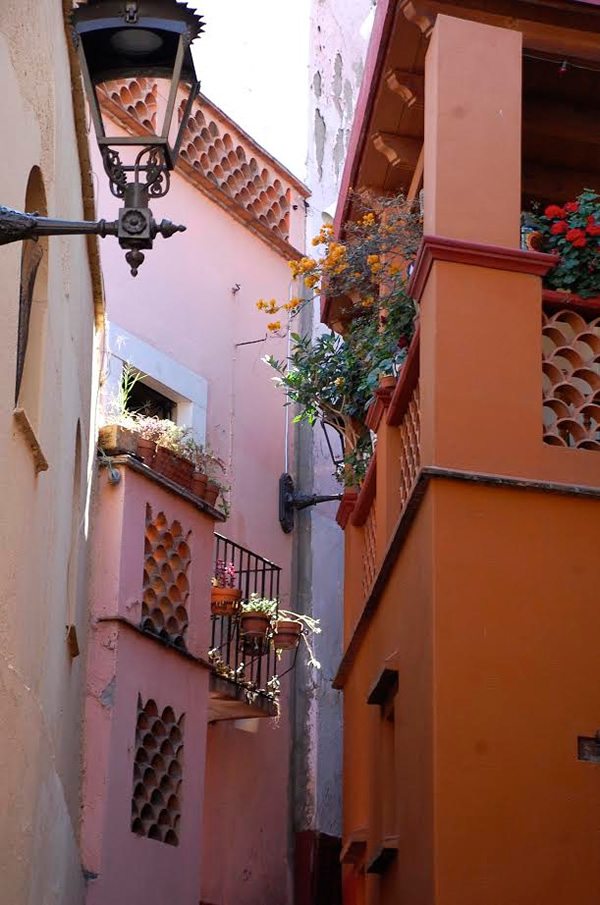 El Callejón del Beso in Guanajuato.