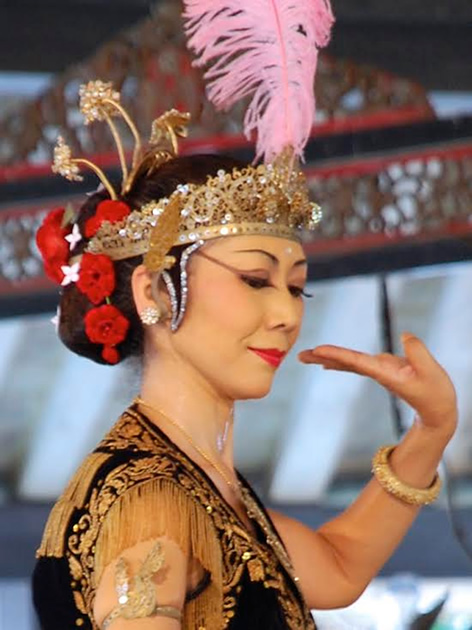 Woman in Wayang Orang dance performance
