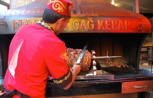 Street vendor making cag kebap for locals