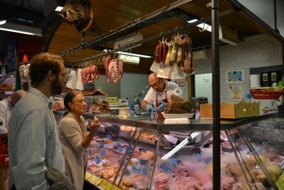 Anna Bini takes students to the food market in Italy to shop