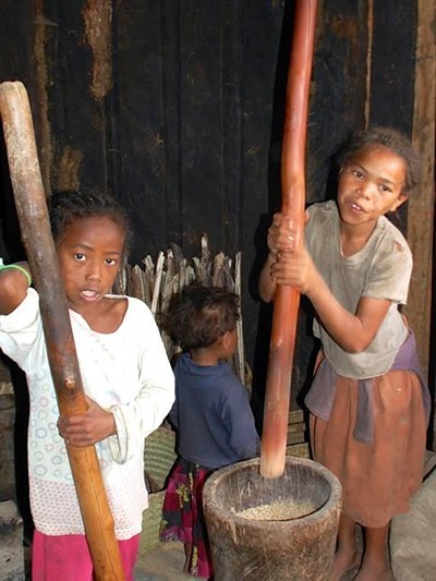 Children pounding rice
