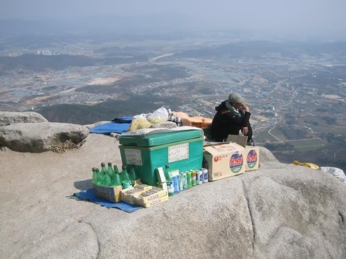 Selling food in Korea mountaintop