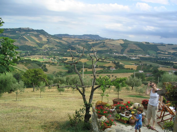 Accommodation and gardens at Vento di Rose in Le Marche, Italy