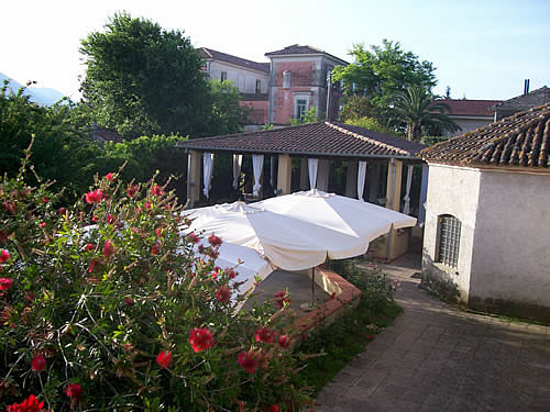 Agriturismo Seliano courtyard and grounds