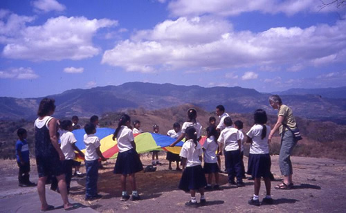 Nicaraguan kids love the parachute game