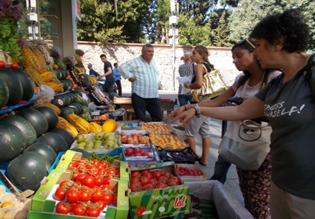 Cookistan cooking school in Istanbul - Aysin at market