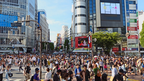 A street scene in Tokyo: Jobs interview in Japan