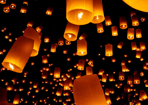 Yee Peng ceremony with lit laterns in night sky.