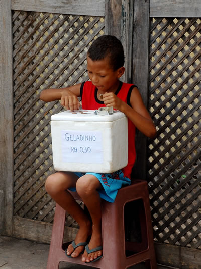 Ice cream vendor counting his blessings in Len��is, Brazil