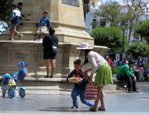 Working children at the Plaza 25 de Mayo in Sucre