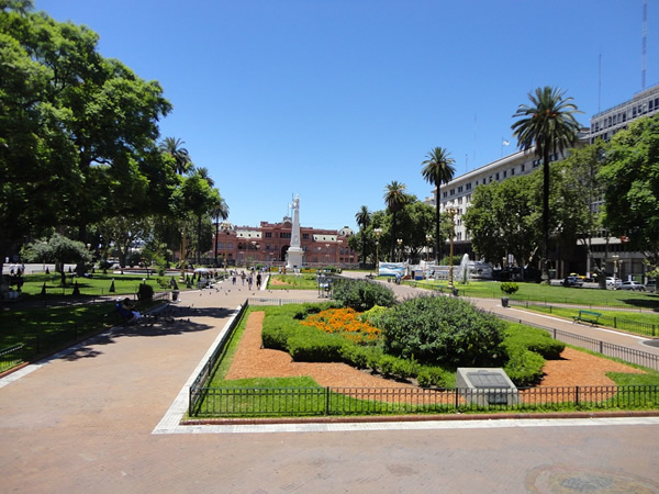 A park in Buenos Aires. A good place to hang out and talk with friends, in Spanish