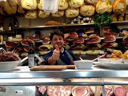 Learn Italian talking to the vendor in a shop in Italy