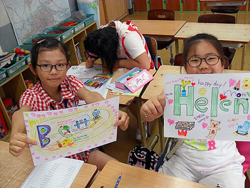 Korean elementaly schools students in choosing English names.