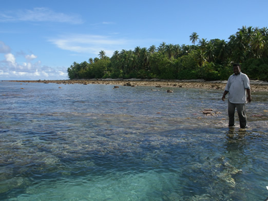 Mann in ocean of the Marshall Islands